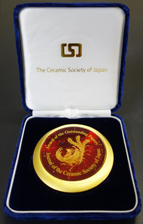 >公益社団法人　日本セラミックス協会「Award of the Outstanding Papers Published in the JCS-Japan in 2021」記念メダル